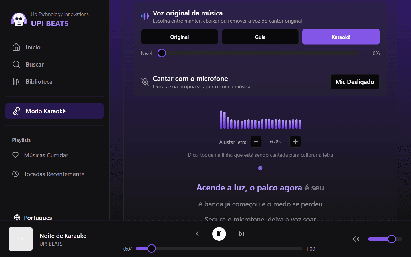Modo karaokê do UP! BEATS com a voz original removida, os controles de voz e de microfone, o visualizador de áudio e a letra sincronizada preenchendo a linha cantada.